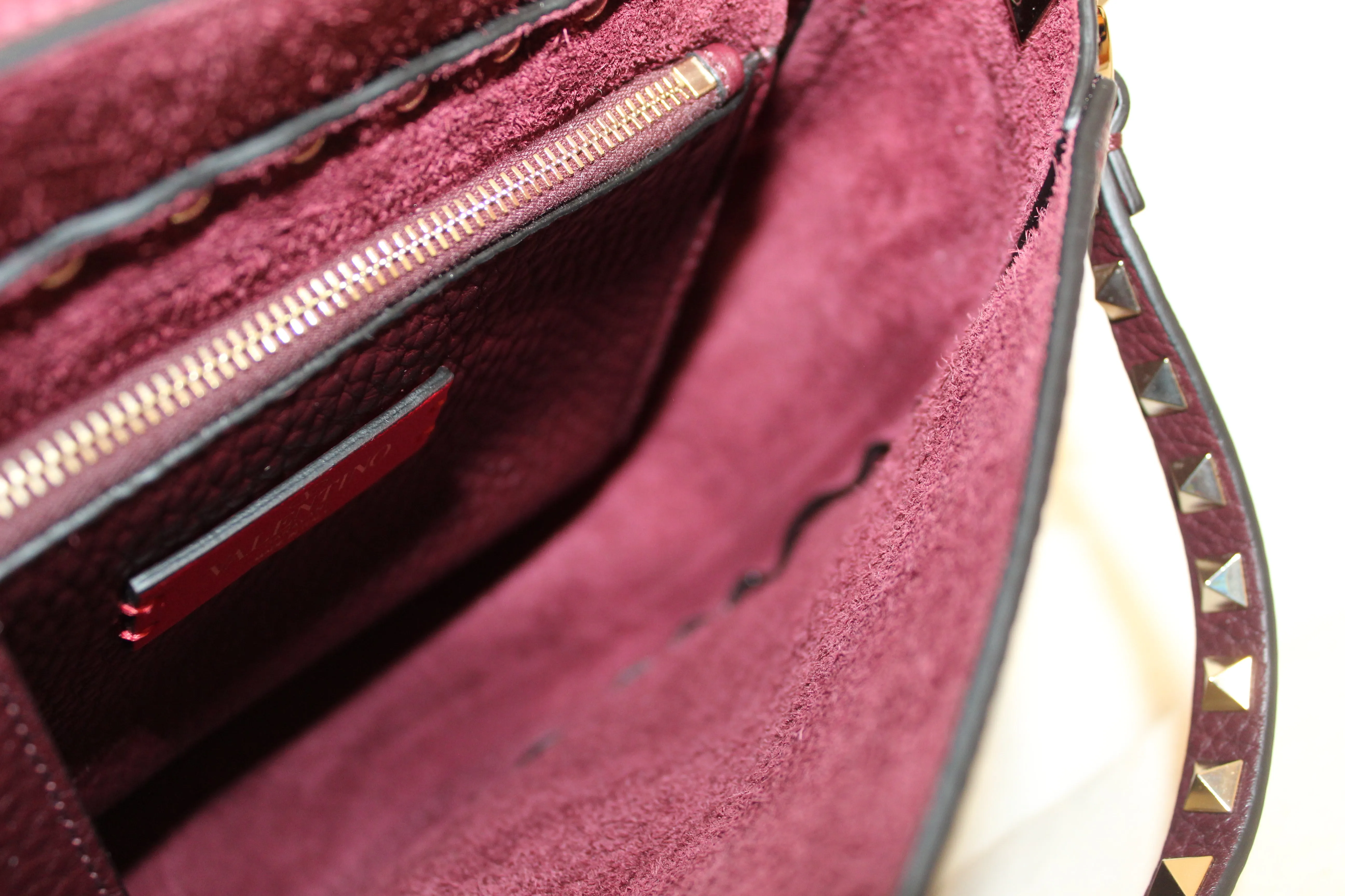 Authentic NEW Valentino Garavani Burgundy Pebbled Calfskin Rockstud Haftmoon Saddle Bag