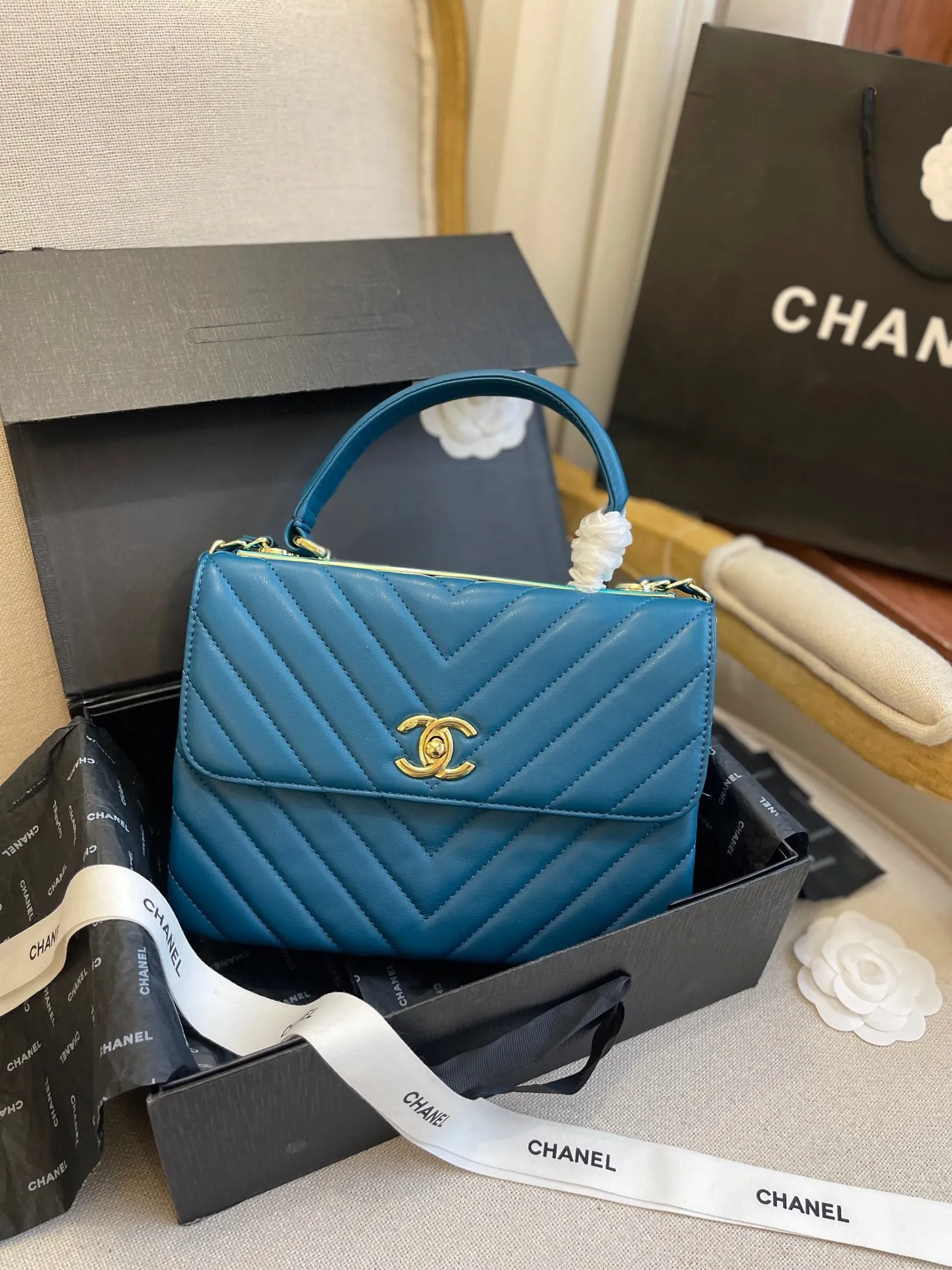 CC631 Flap Bag with Top Handle / 6.6 × 9.8 × 3.9 in