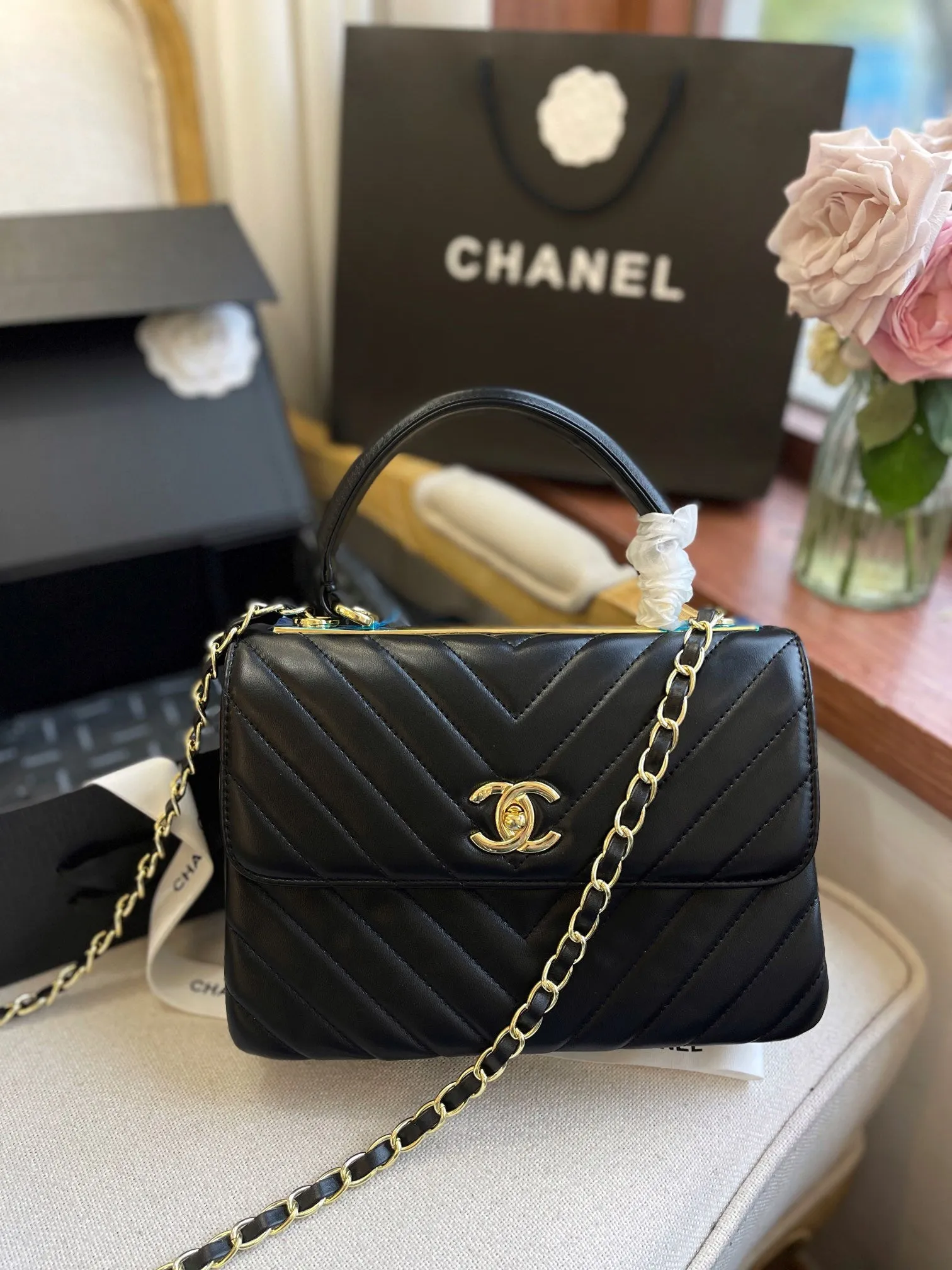 CC631 Flap Bag with Top Handle / 6.6 × 9.8 × 3.9 in