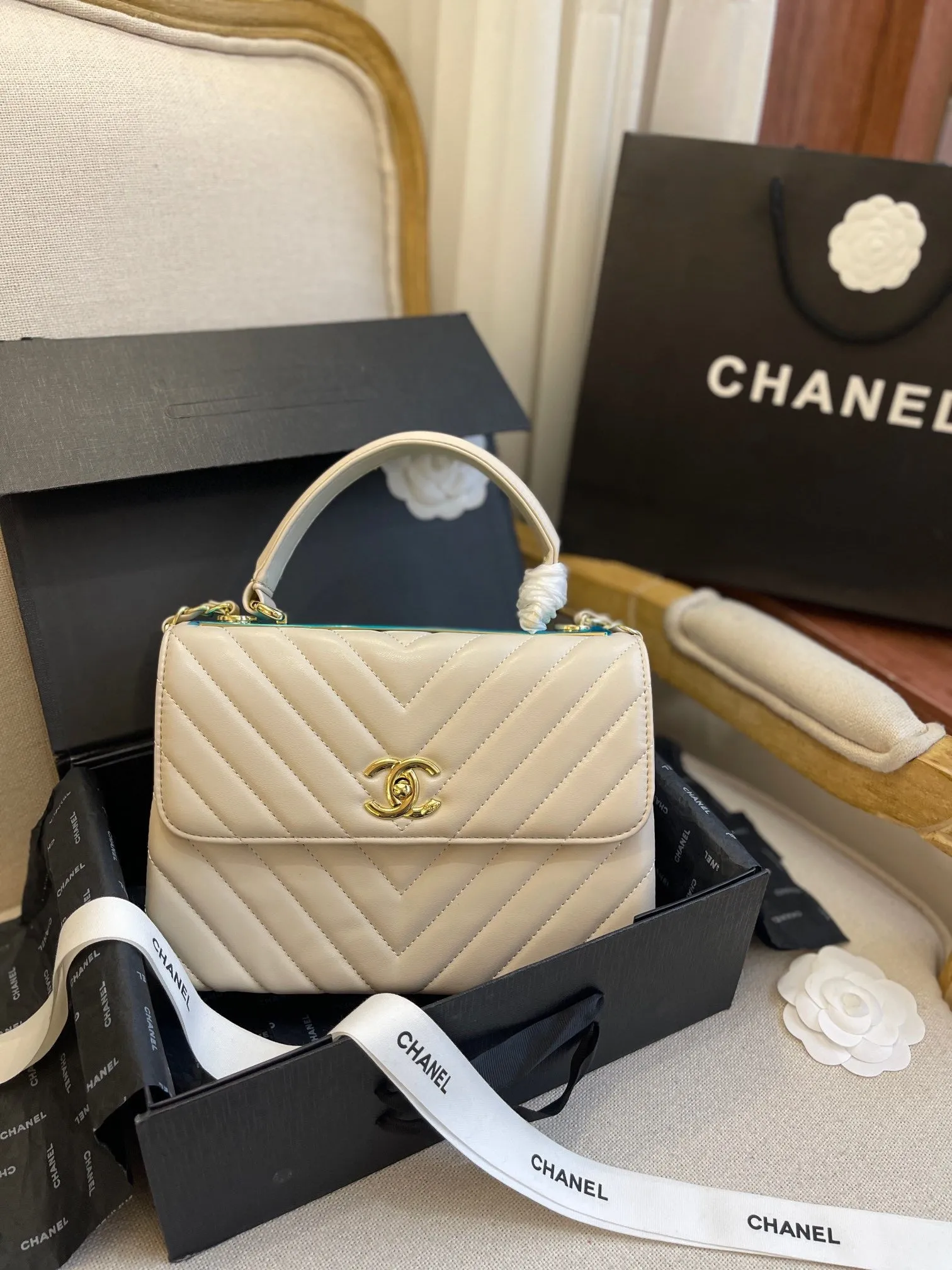 CC631 Flap Bag with Top Handle / 6.6 × 9.8 × 3.9 in