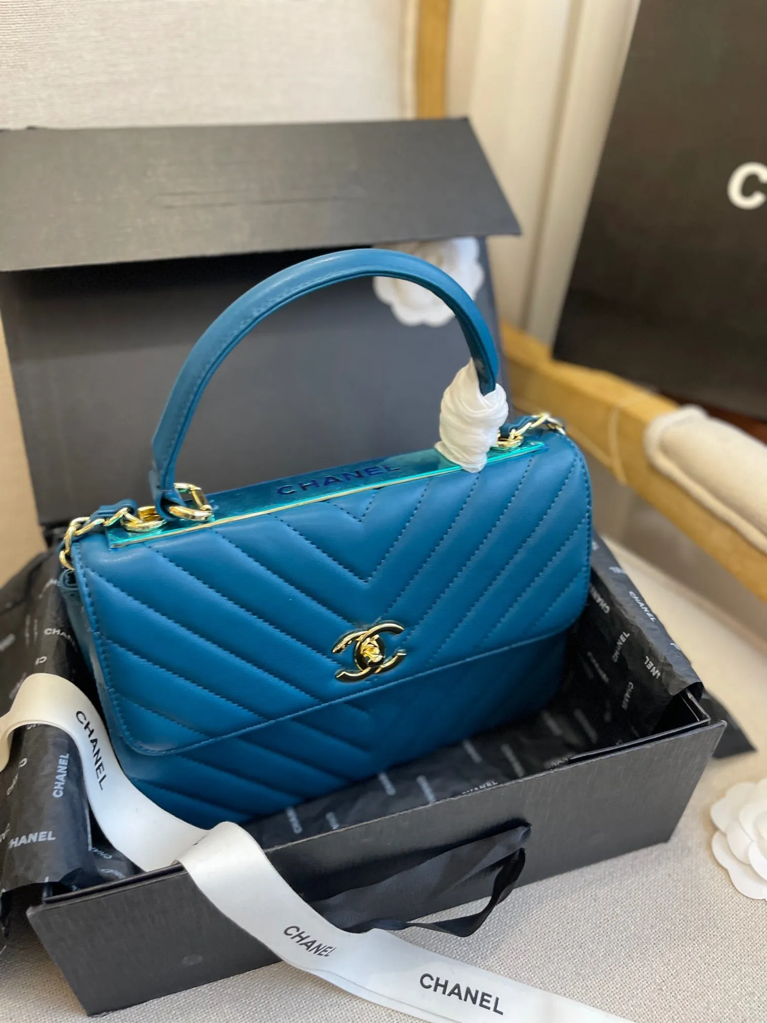 CC631 Flap Bag with Top Handle / 6.6 × 9.8 × 3.9 in