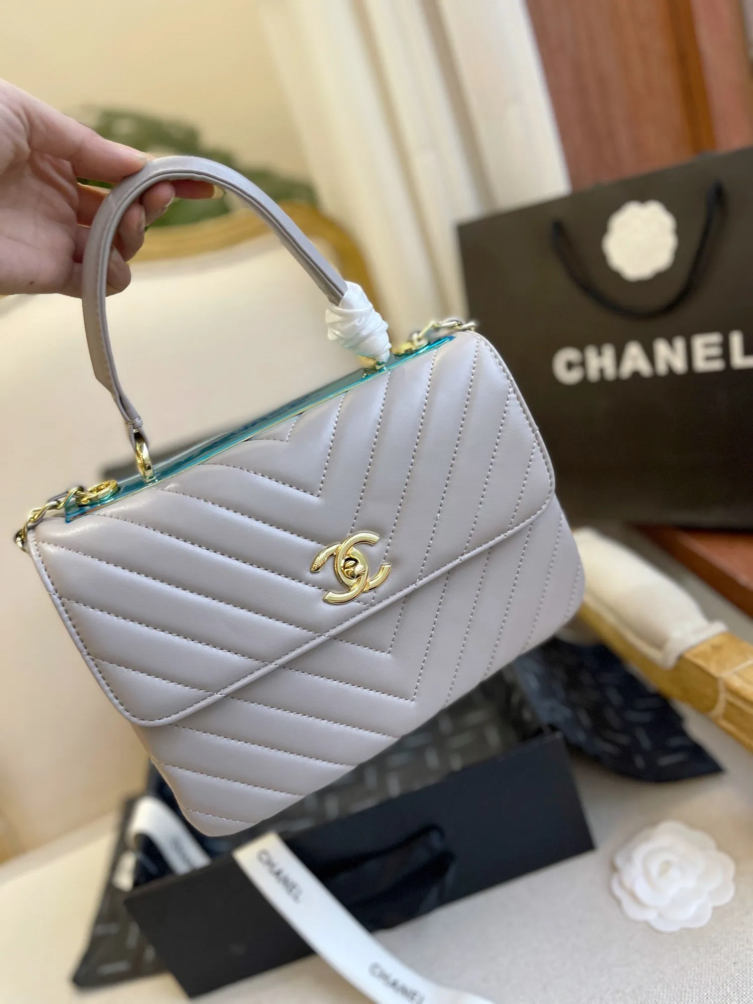 CC631 Flap Bag with Top Handle / 6.6 × 9.8 × 3.9 in