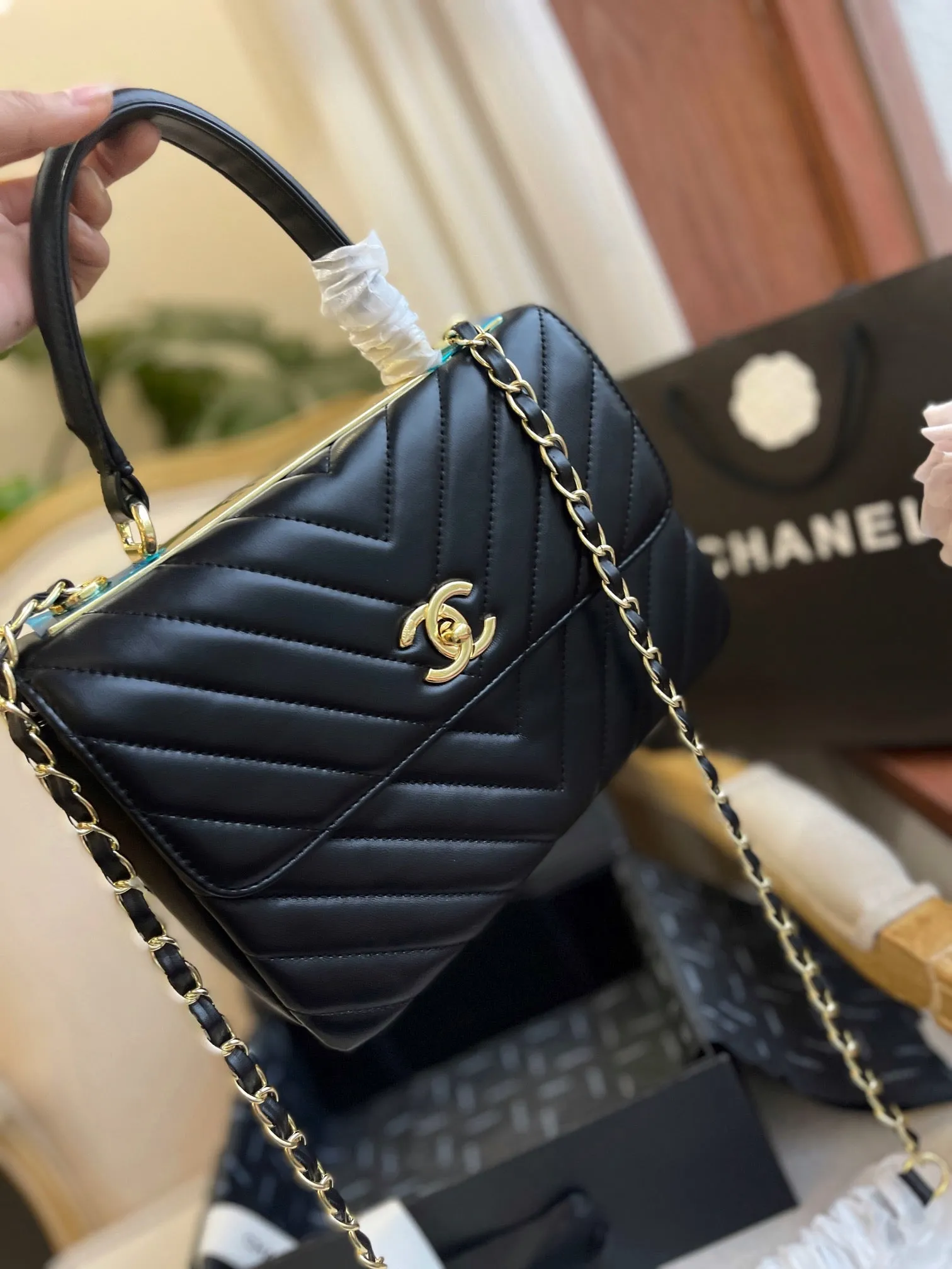CC631 Flap Bag with Top Handle / 6.6 × 9.8 × 3.9 in