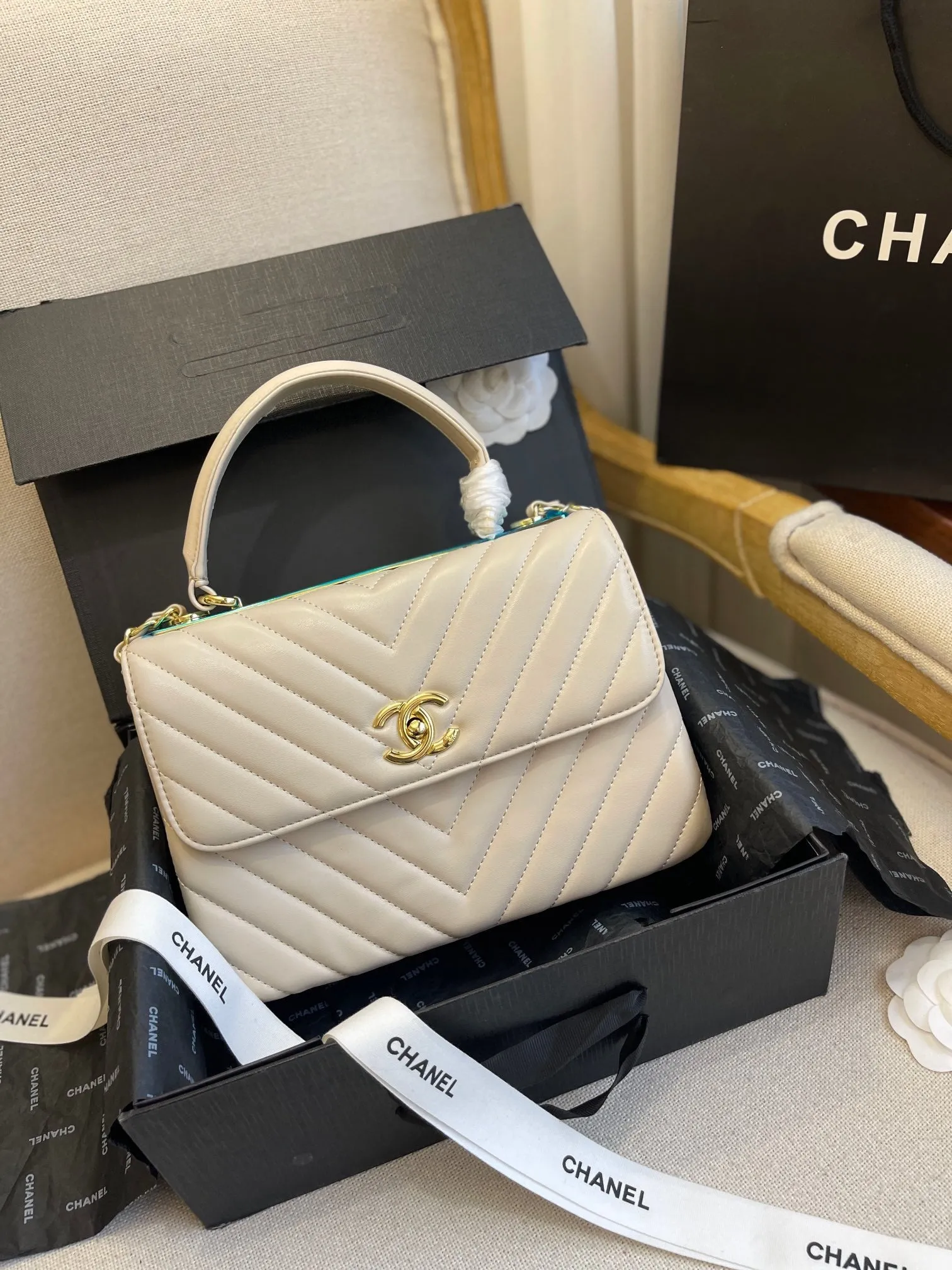 CC631 Flap Bag with Top Handle / 6.6 × 9.8 × 3.9 in