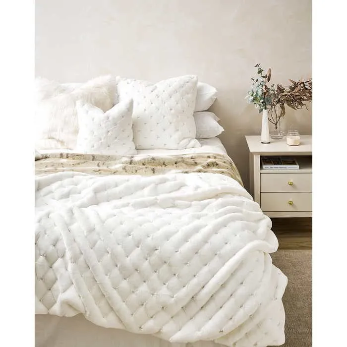 Valentina White Throw (Faux Fur)